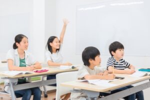 教室で机に向かって学習する子どもたちの様子。学習支援や塾以外の学びの場をイメージした写真
