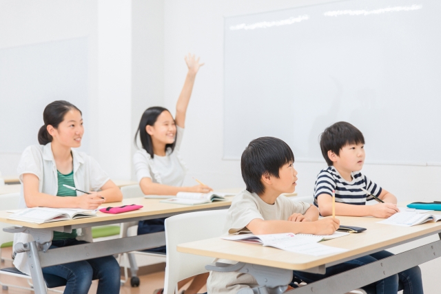 教室で机に向かって学習する子どもたちの様子。学習支援や塾以外の学びの場をイメージした写真